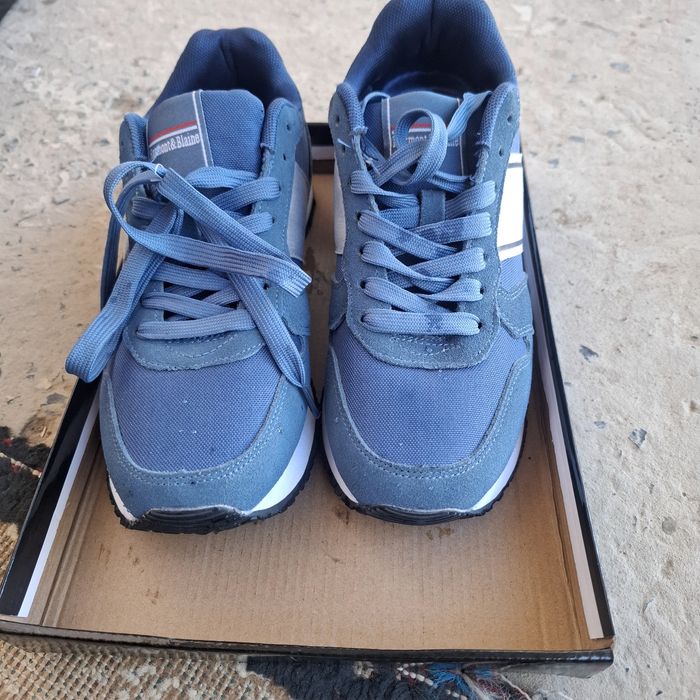 Аяқ киім сатылады