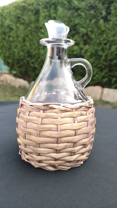 Гарафа от стъкло с ратанова оплетка