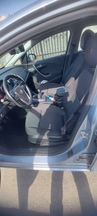 Vând Opel Astra j