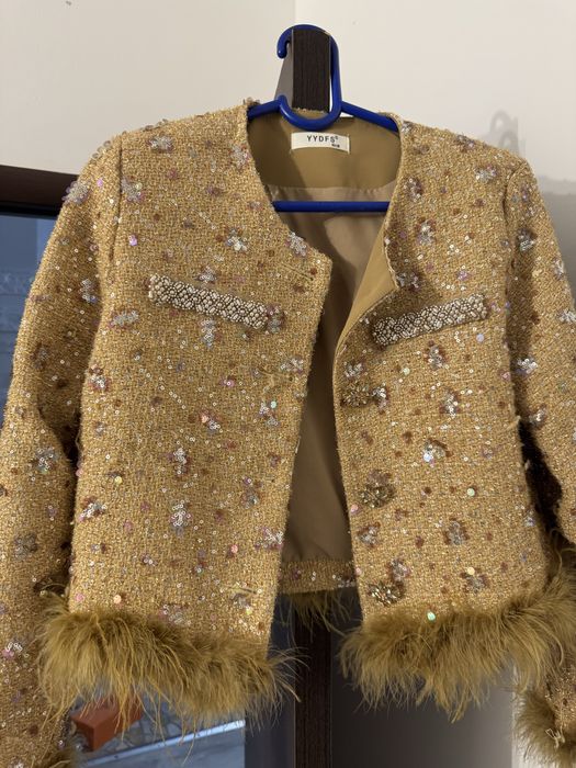 Золотистый костюмчик