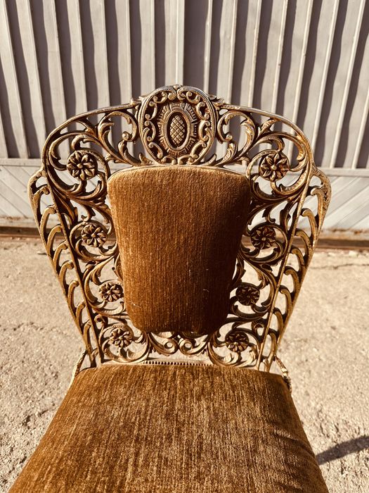 Луксозен бароков стол – метална рамка, златисто покритие, кадифе