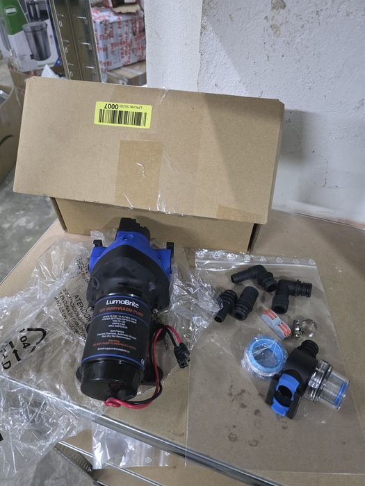 Pompa cu membrana 12V, 12,5 l/min, 50 PSI, autoamorsanta pentru rulota LumaBrite