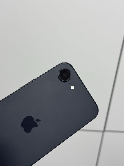 Продавам перфектен iPhone 16e 67цикъла