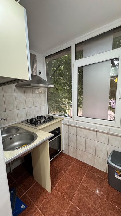 Apartament de vanzare zona Buzaului, spatele scolii nr. 2, doua camere, decomandat