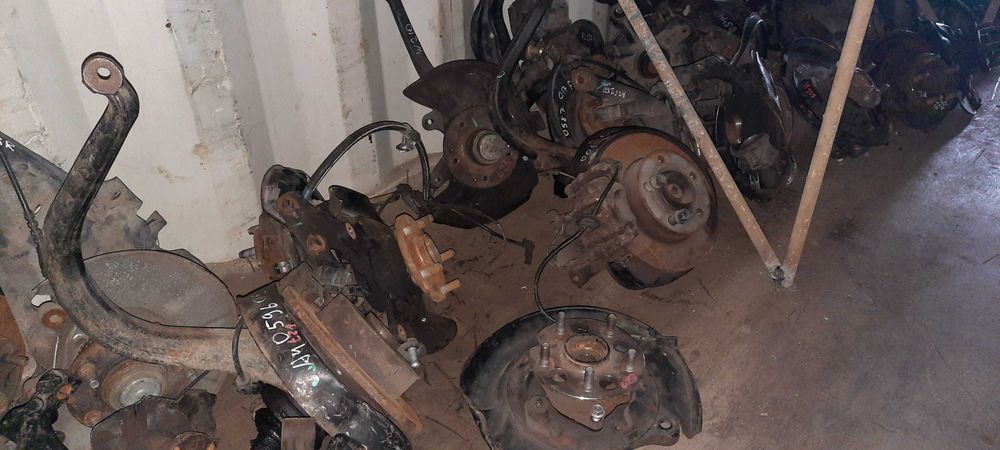 Ступицы, поворотные кулаки.