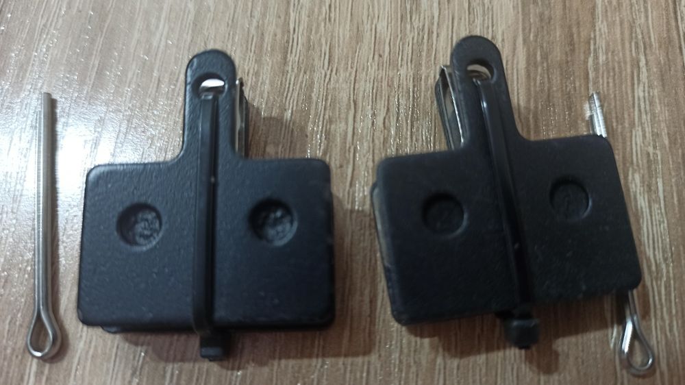 Vând plăcute frana bicicleta și ciclocomputer cu fir .