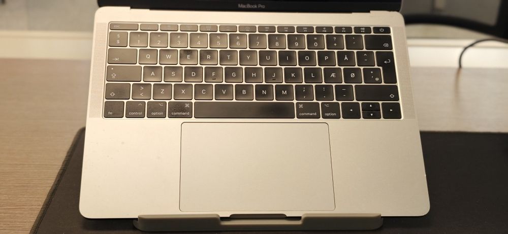 MacBook Pro 13” 2016 i5 / 8GB / SSD 256GB / baterie 94% – 191 cicluri