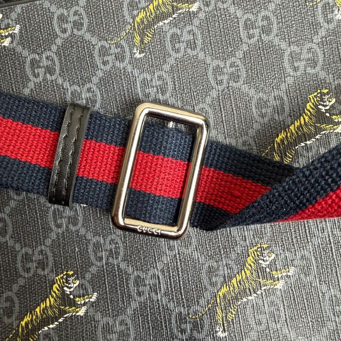 Мъжка чанта Gucci GG Supreme Tiger Messenger