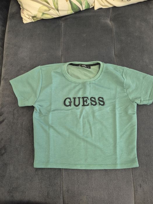 Късичка тениска с бродиран надпис Guess
