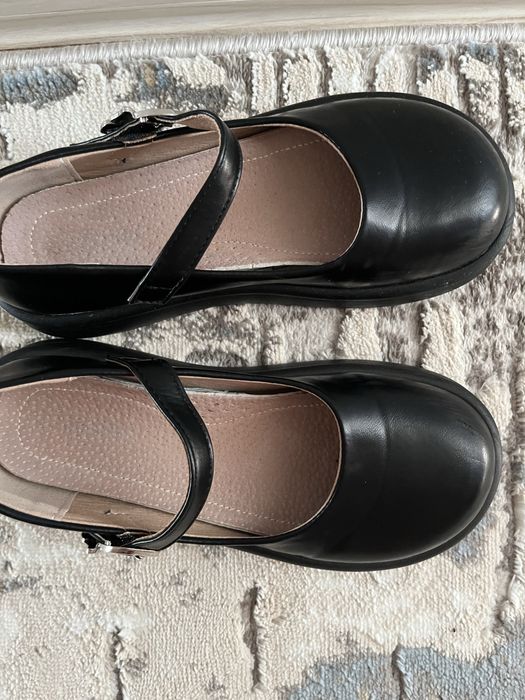 Продам туфли для девочки.