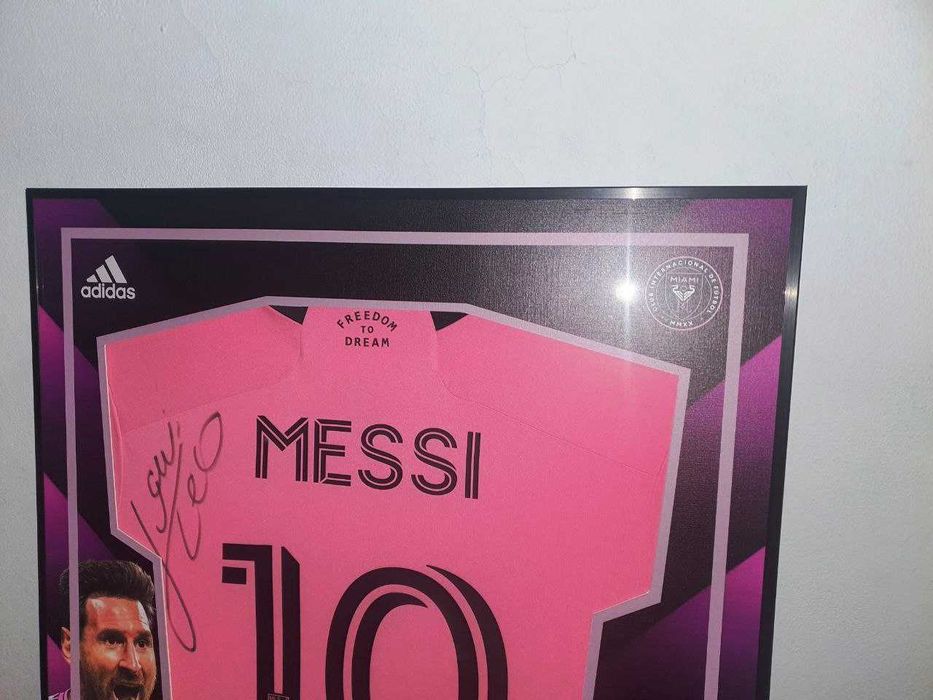 Форма Месси в рамке.Сезон 2024/25г Messi Inter Miami T-shirt in frame.