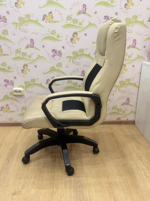 Офисное мягкое кресло