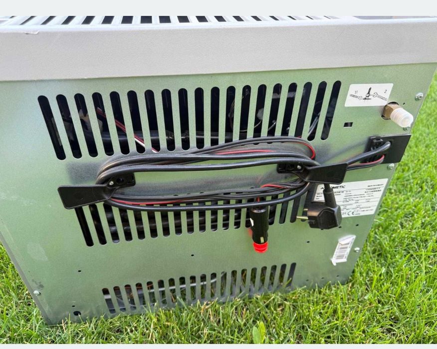 Frigider Dometic funcționează la 12V, 220V și gaz.