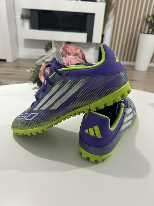 Ghete ,Adidas, fotbal teren sintetic