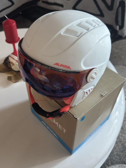 Сноуборд с автомати и каска