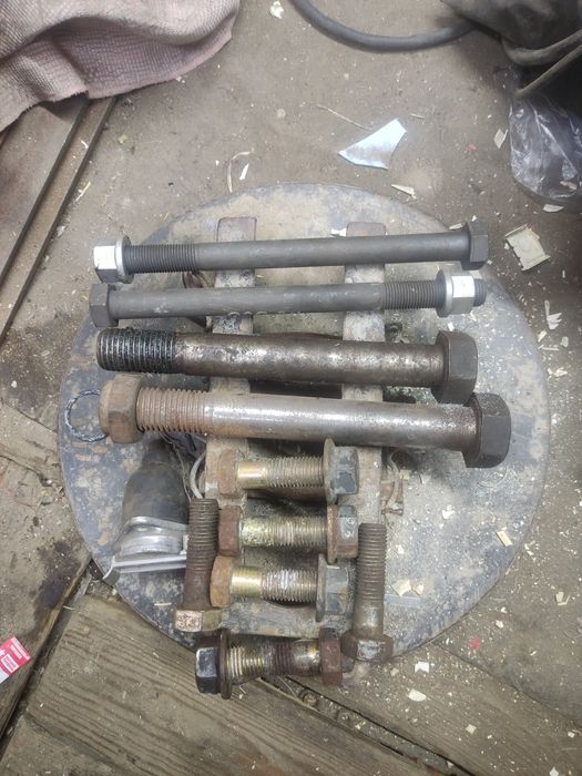 Продам новые и бу болты с гайкоми