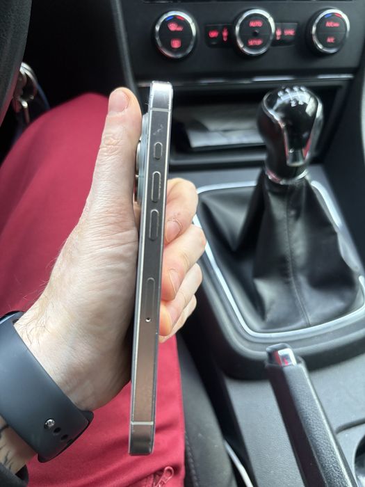 Iphone 15 pro cu sanatatea baterie 96%