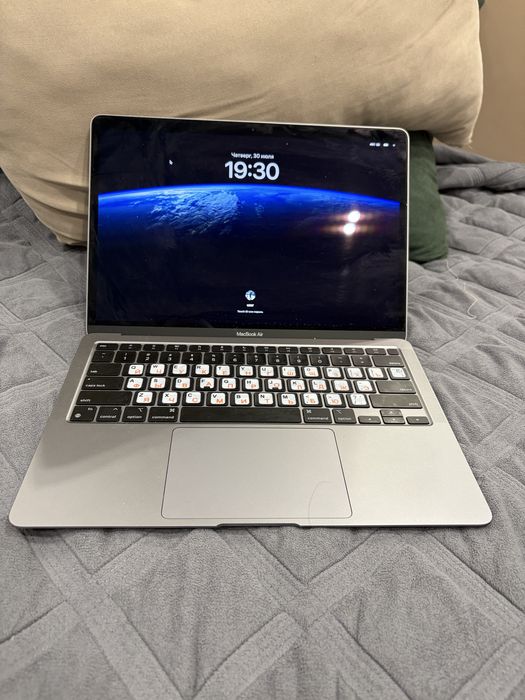 Продам Macbook почти новый