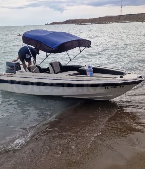 Катер для водной прогулки