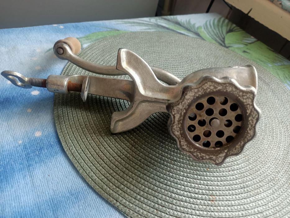 Продам ручную советскую мясорубку