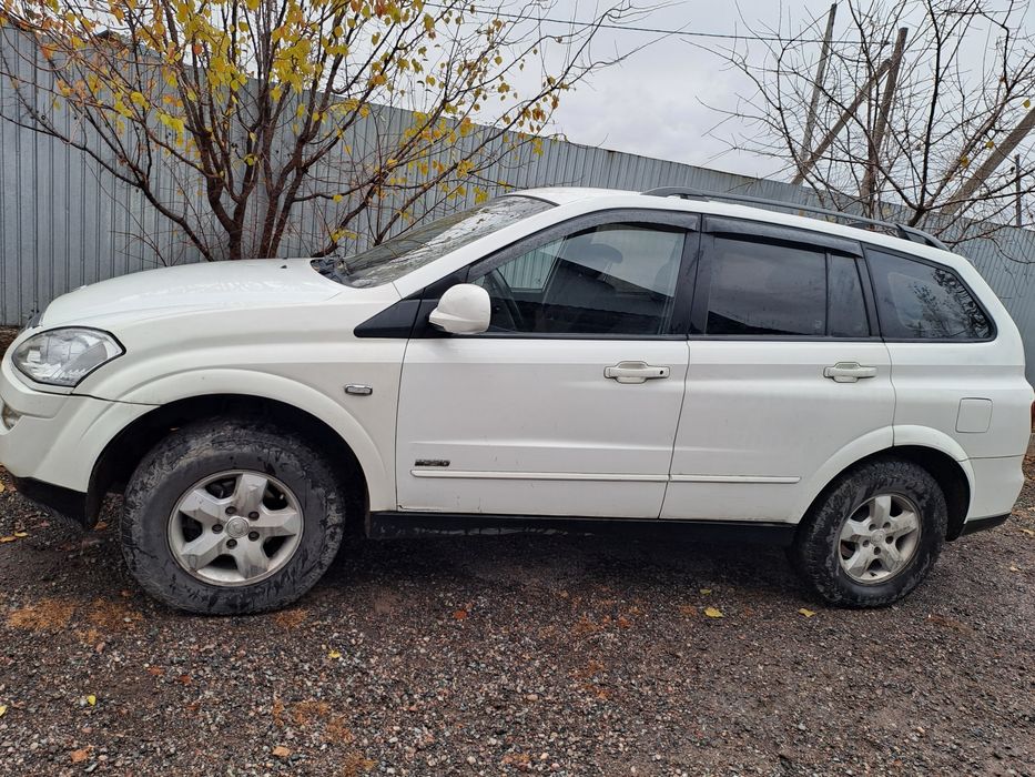 Саненг кайрон 2013г бензин