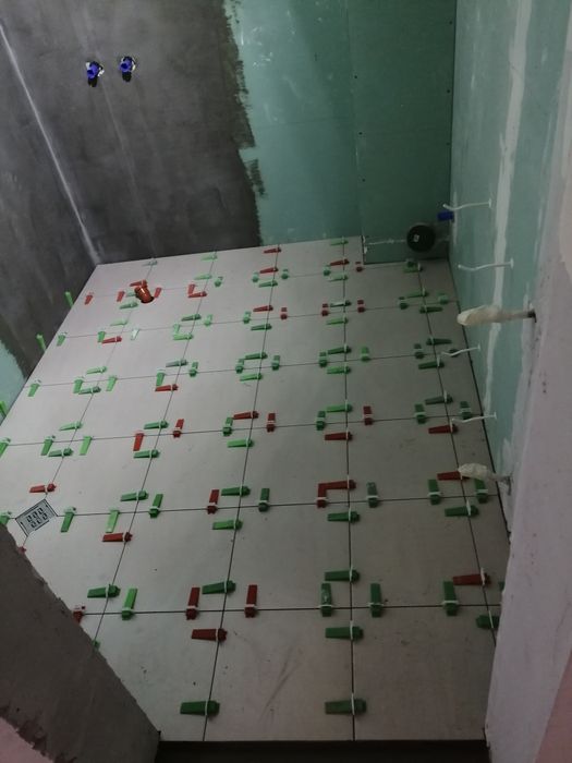 Фиксатори за плочки клинове