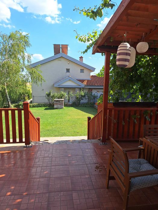 Двуетажна къща с озеленен двор