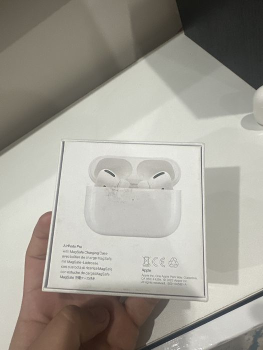 Наушники airpods pro.
