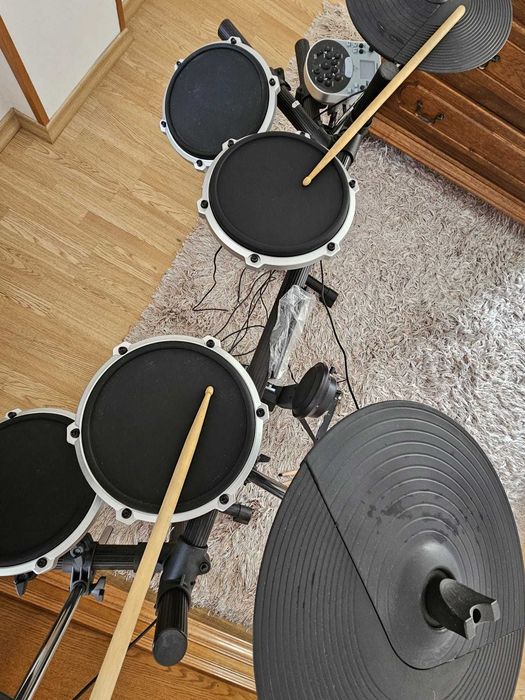 Tobe electronice Behringer