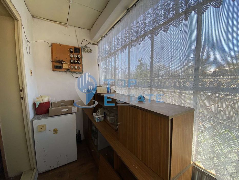 Тухлена къща с помещения за заведение и хранителен магазин в с. Нова