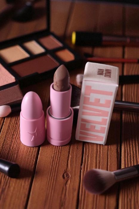 Jeffree star Velvet Trap Lipstick Celebrity Skin Червило стик