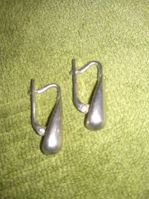 Продам серебряные серьги.