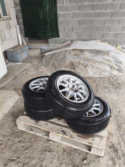 Продам комплект шин с титанками