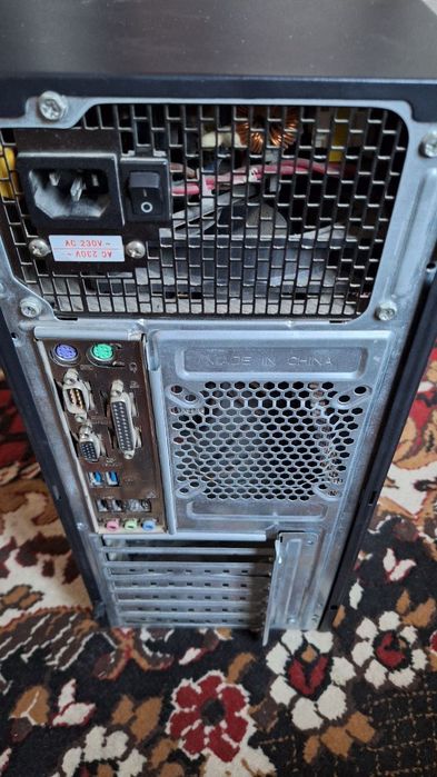 Комплект: монитор, кейс от ПК и клавиатуры