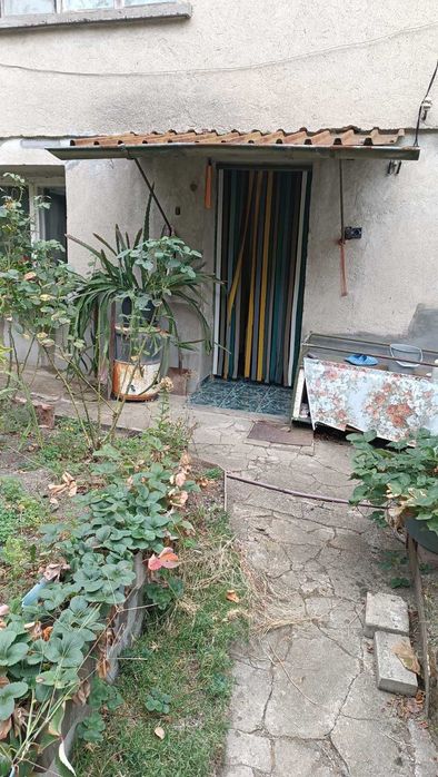 Продавам къща близнак