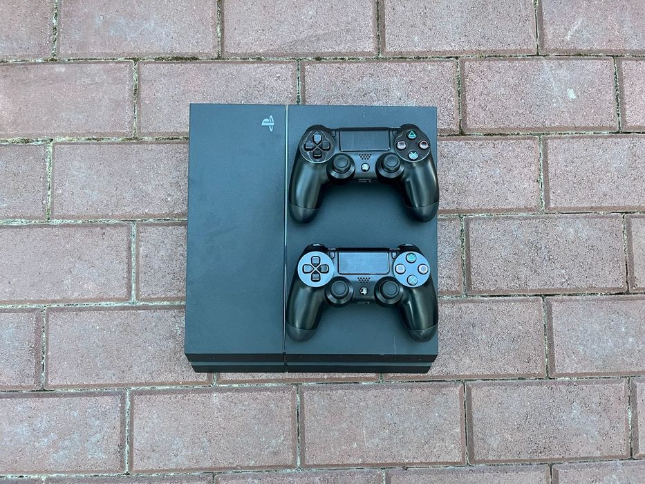 Sony PS4, 500GB, model CUH-1116A, 2 manete de joc, 22 de jocuri diferite + cablu de alimentare şi cablu usb pentru manetele de joc