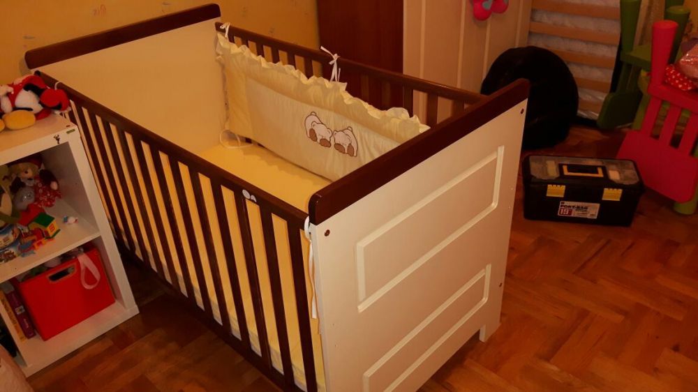 Продавам страхотен комплект креватче и обиколници