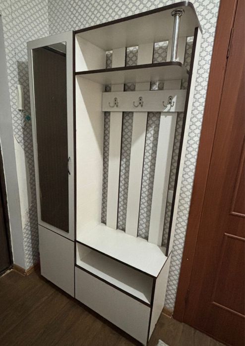 Белый шкаф для прихожей