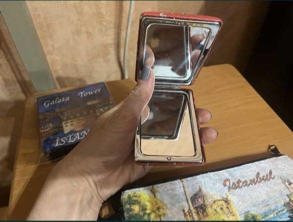 Косметички и зеркало для макияжа