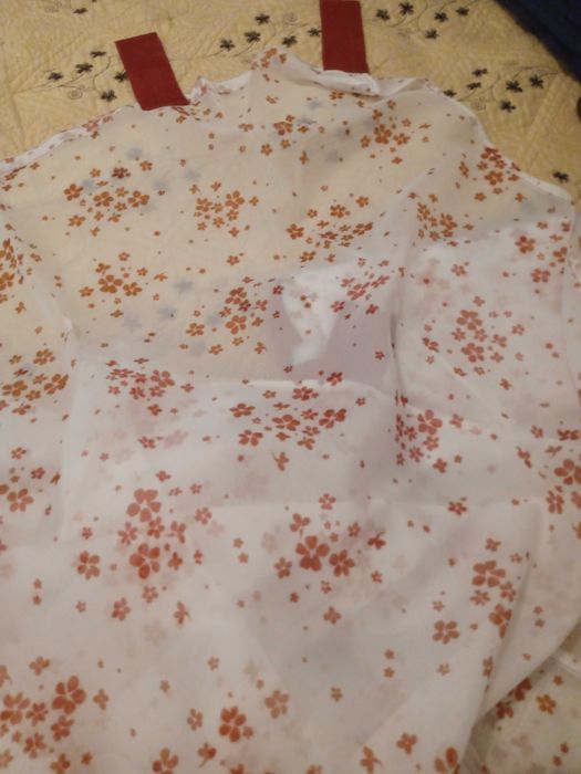 Vând draperie florala