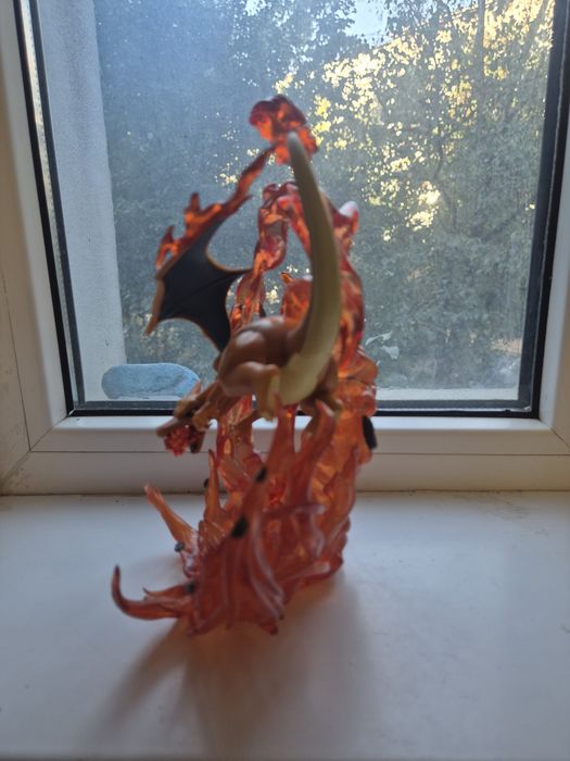 Figurina charizard din pokemon