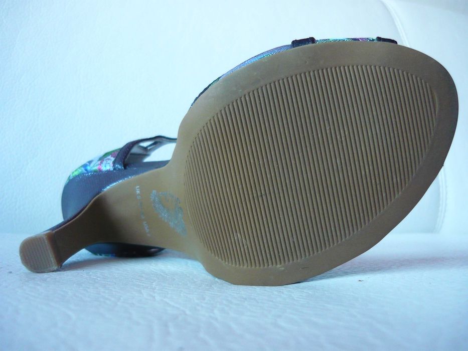 Продавам нови дамски сандали Ruby Shoo размер 37