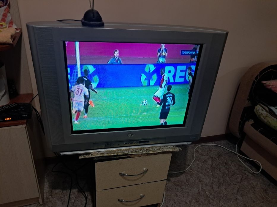 Телевизор LG  продам срочно.