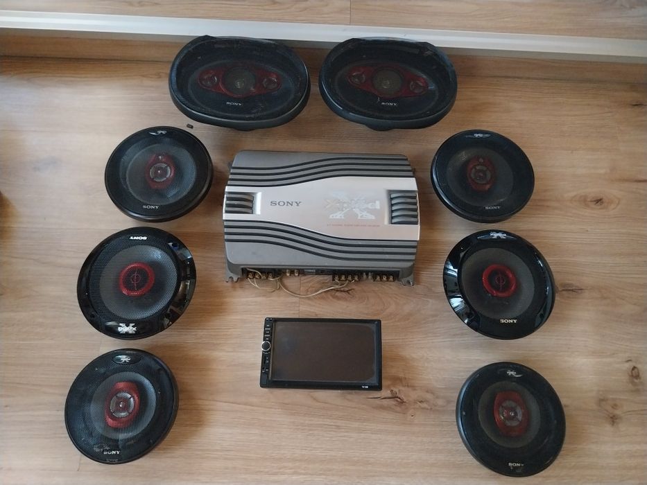 Комплект усилвател с тонколони