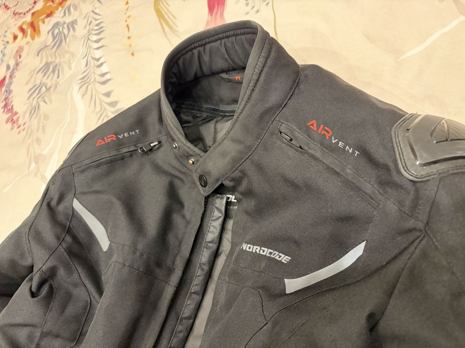 Мото екипировка - яке, дънки, каска и ръкавици