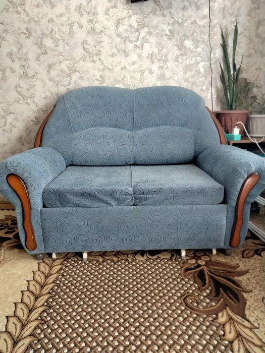 Продам диванчик раскоадной,25 000т