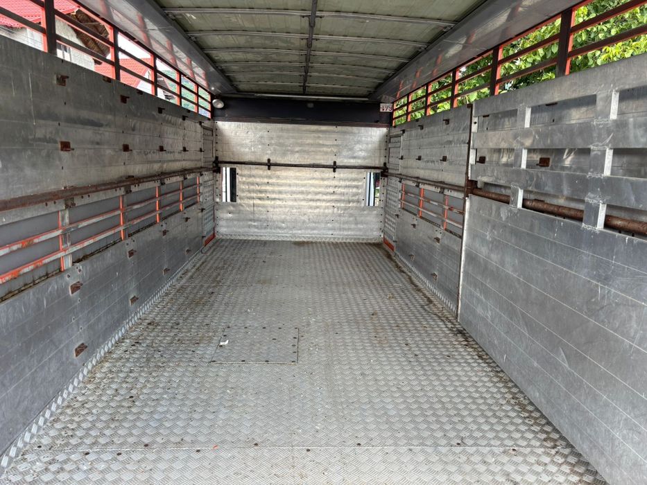 Vând camion transport animale vii