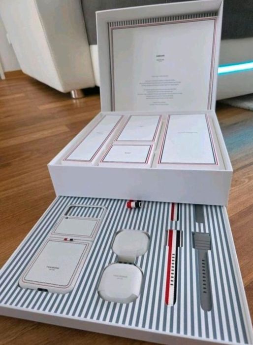 Samsung Galaxy Z Flip - Том Брауни