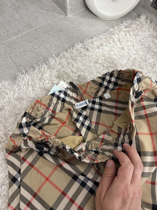 Pantaloni scurti Burberry colectie noua vara 2025