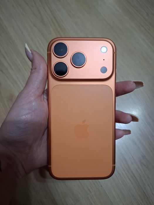 Продавам Айфон 17 про 256GB в отлично състояние и много видове калъфи към него с две години гаранция от Технополис